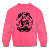 Keep On Squatching - Kids' Crewneck Sweatshirt - neon pink